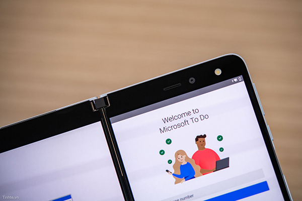 Microsoft Surface Duo - Thiết kế khác biệt, sử dụng hệ điều hành Android, giá cao!