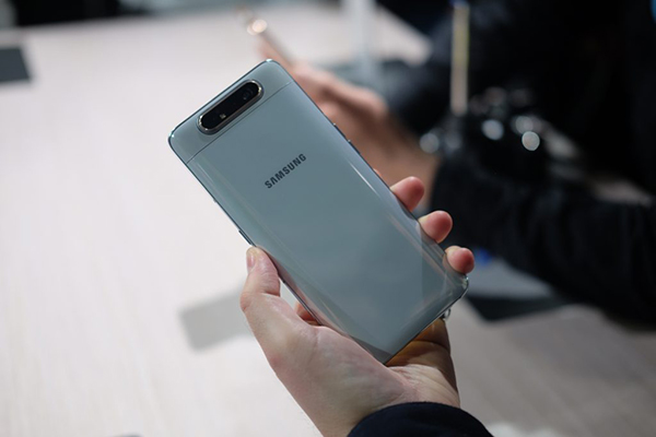 Khám phá mẫu Smartphone tràn viền đúng nghĩa đầu tiên của Samsung
