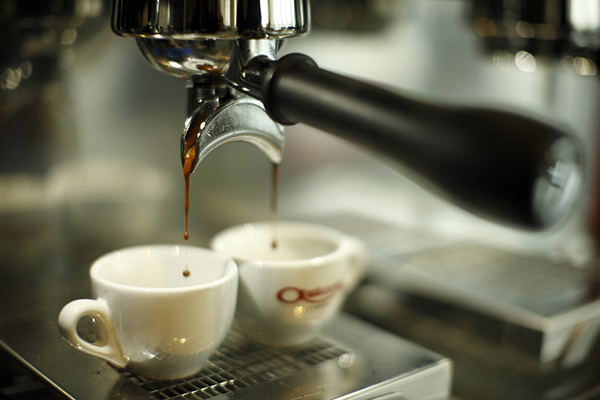 Lựa chọn một sản phẩm máy pha cà phê ưng ý, phù hợp với nhu cầu sử dụng của quán giữa một rừng các thương hiệu khác nhau, đa dạng về chủng loại, xuất xứ là một việc không hề dễ dàng, nhất là đối với những chủ quán cà phê lần đầu kinh doanh.