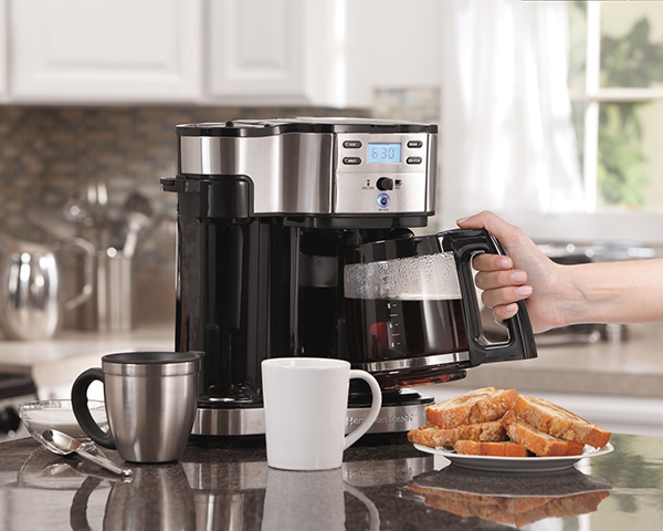 Lựa chọn một sản phẩm máy pha cà phê sao cho ưng ý, phù hợp với nhu cầu sử dụng cho quán café giữa một rừng các thương hiệu khác nhau, đa dạng về chủng loại, xuất xứ, là việc không hề đơn giản, đặc biệt đối với người lần đầu kinh doanh cafe.