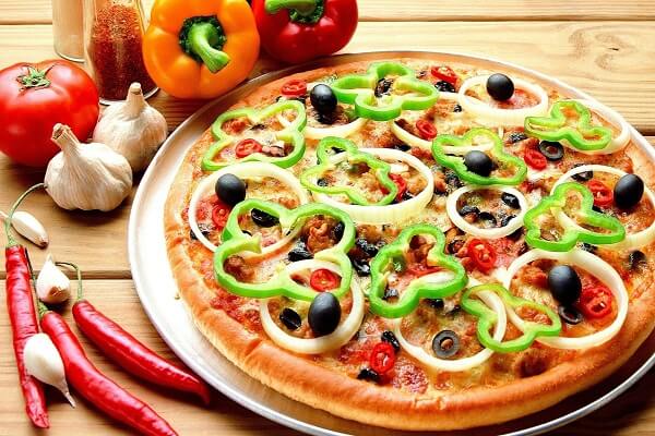 Món bánh Pizza làm bằng lò nướng thơm ngon, hấp dẫn.