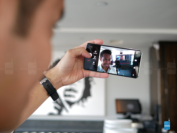 Camera trước của V30 là 5MP