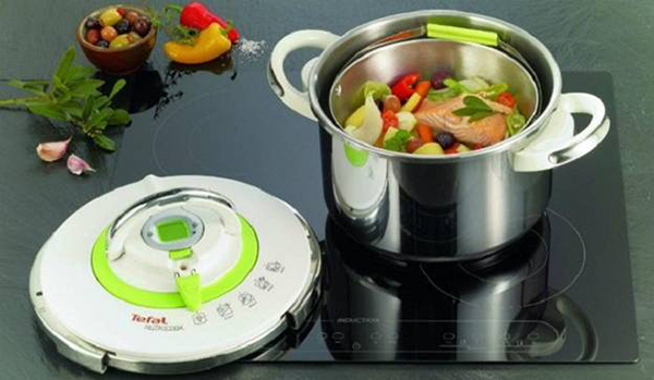 Không để các dụng cụ, đồ vật kim loại trên mặt bếp