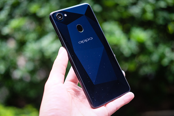 Chiêm cưỡng Oppo F7 phiên bản kim cương đen đẹp khó tả tại Việt Nam