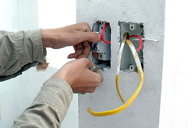 Làm thế nào để sử dụng tivi an toàn, đúng cách và tiết kiệm điện vào mùa mưa bão? 