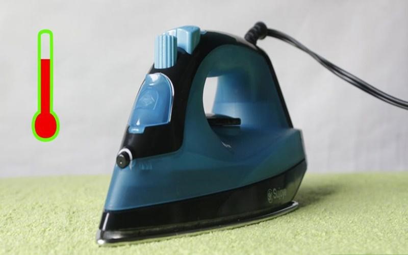 nguyên nhân bàn là bị chảy nước