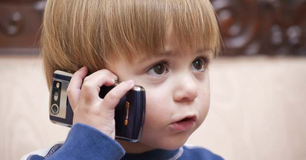 Trẻ em dưới 10 tuổi có nên dùng điện thoại hay không?