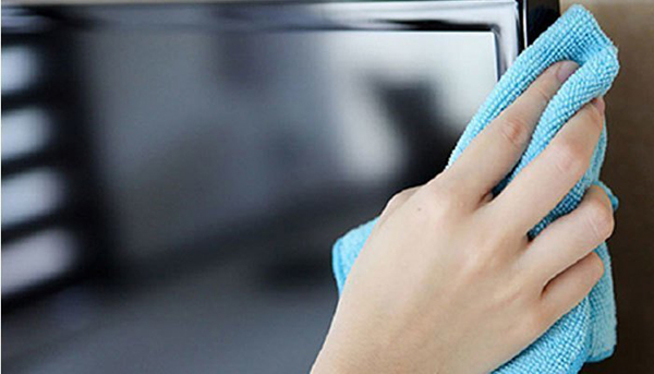 Hướng dẫn chi tiết các bước vệ sinh tivi sạch bong, mới tinh đón tết
