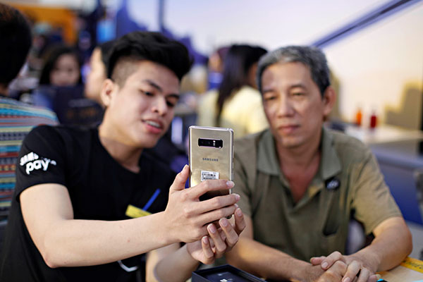Samsung Galaxy Note 8 có 2 màu là đen huyền bí và vàng hổ phách tại Việt Nam
