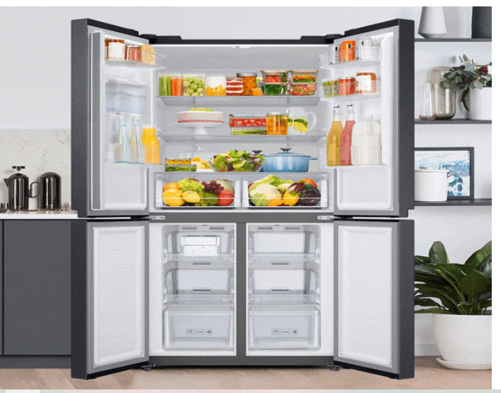 Tủ Lạnh Multidoor Samsung chứa đầy thực phẩm và đồ uống thể hiện dung tích lưu trữ lớn 488L.