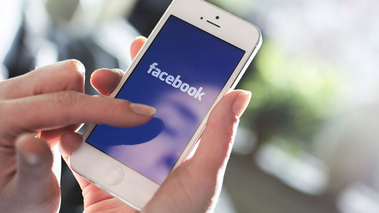 Mở ứng dụng Facebook trên điện thoại iPhone 