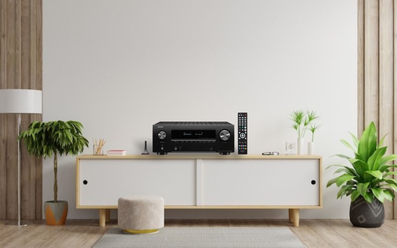 Ampli Đa Kênh Denon AVR-X2700HBKE2 được trang bị remote điều khiển từ xa