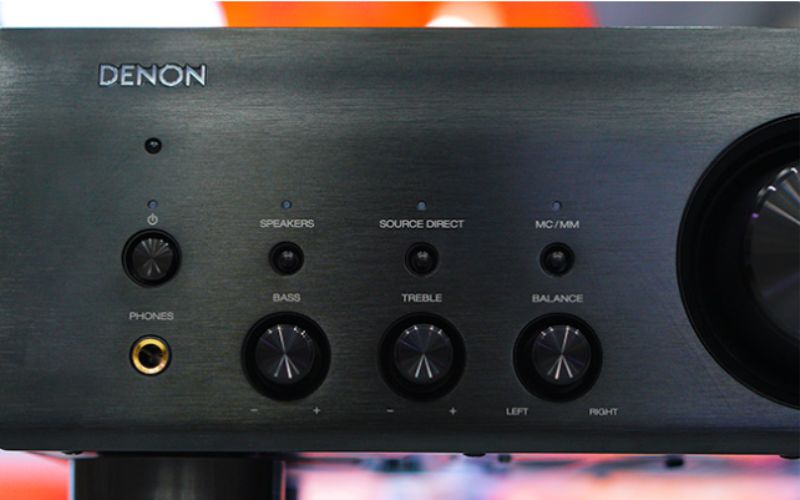 Phần bên trái thiết bị có ba nút phụ: Speakers, Source Direct và MC / MM