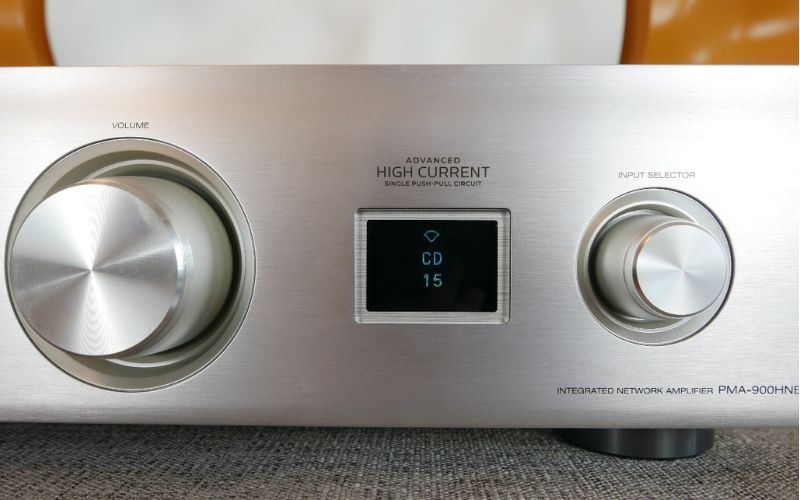 Mặt trước của amply Denon PMA-900HNESPE2 có hai nút vặn