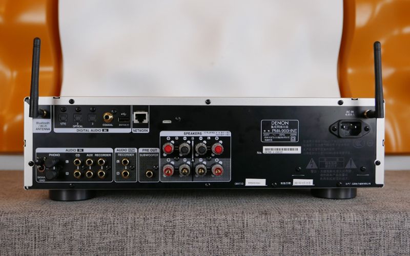 Bảng điều khiển ở mặt sau của Amply Denon PMA-900HNESPE2