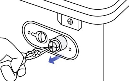 Với một cặp kìm nhẹ nhàng kéo bộ lọc lưới từ phần cuối ống nước.