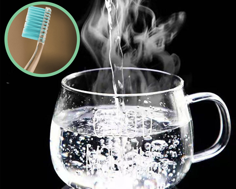 Dùng nước sôi loại bỏ vi khuẩn trong bàn chải
