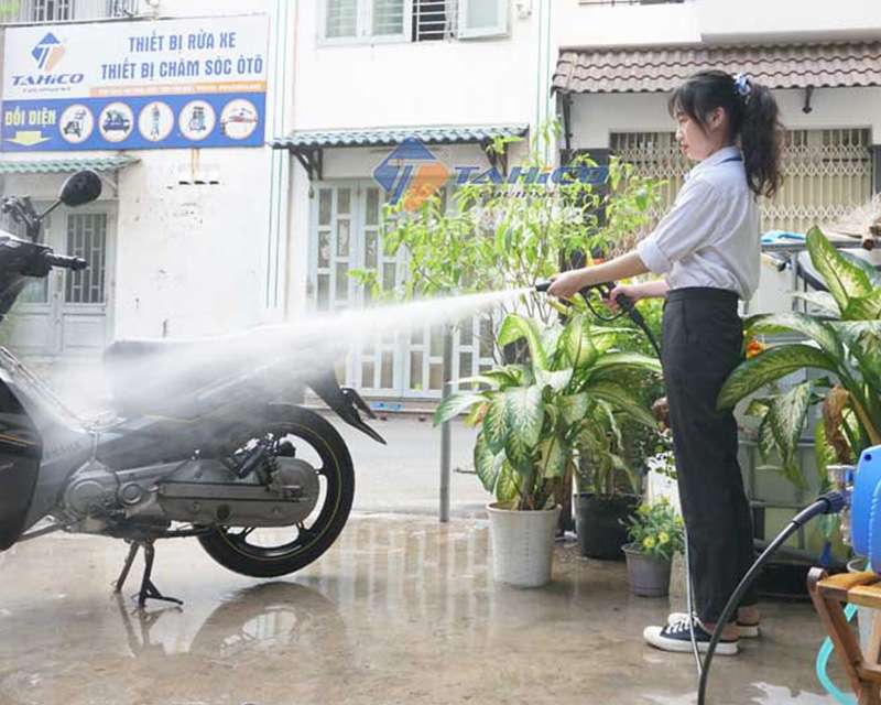 Không nên xịt rửa trực tiếp một vài bộ phận của xe