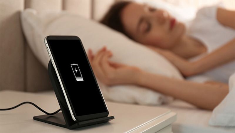 Không nên sạc điện thoại Samsung qua đêm