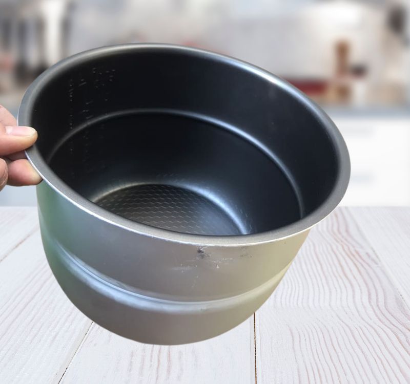 Lòng nồi cơm điện bị móp méo