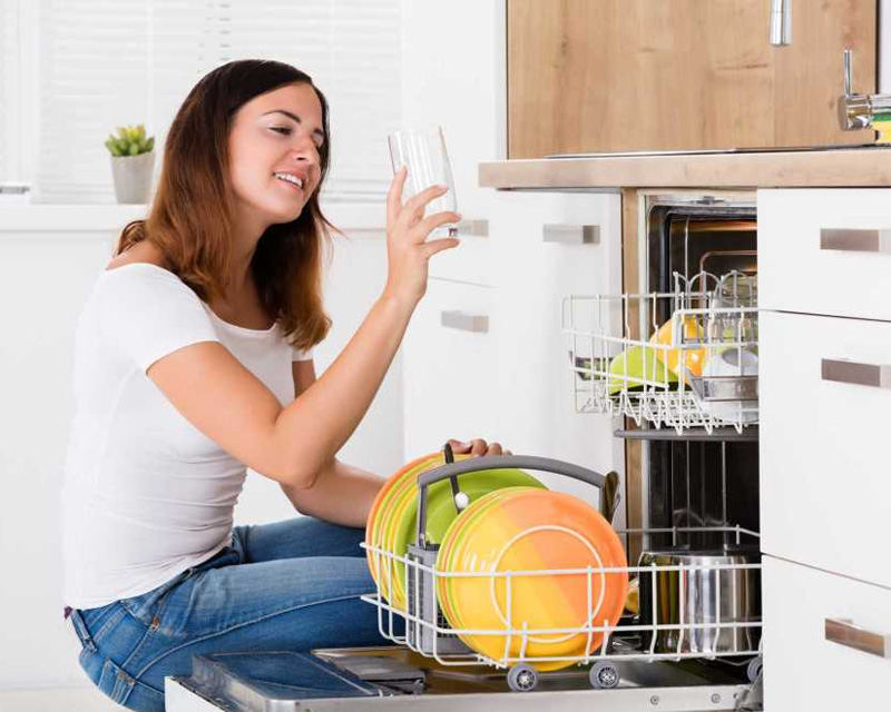 Máy rửa chén làm sạch vết bẩn hiệu quả