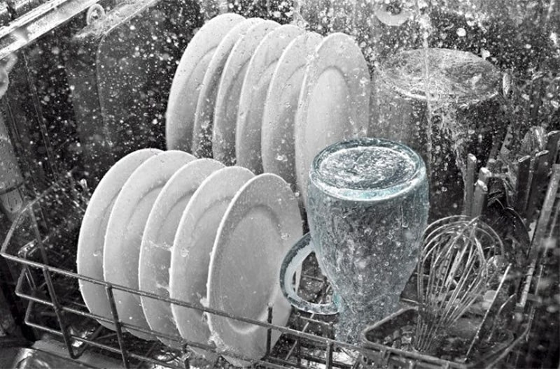 Máy rửa chén dùng tia nước nóng để làm sạch chén dĩa