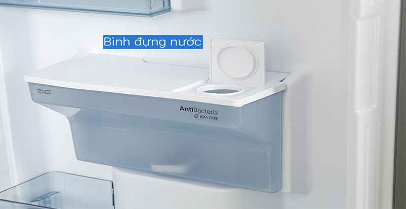 Bình đựng nước trên cánh cửa tủ.
