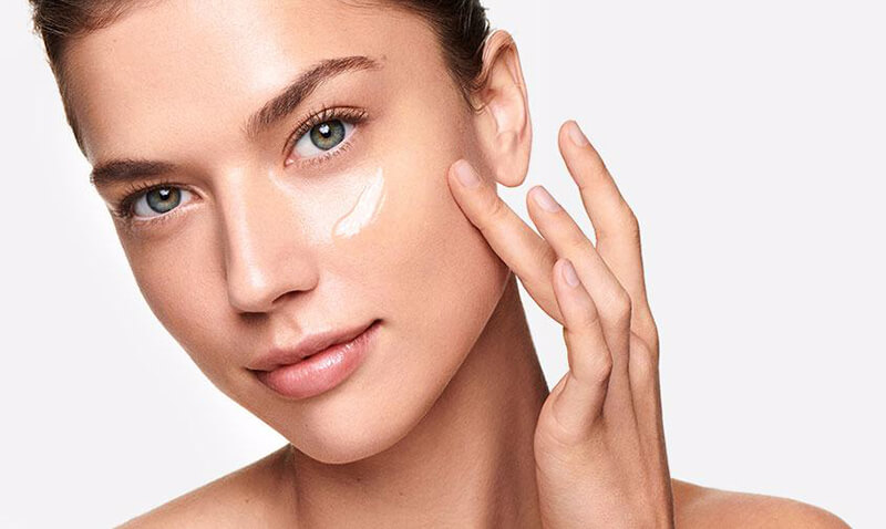 Bôi kem dưỡng ẩm trước khi sử dụng máy massage mặt
