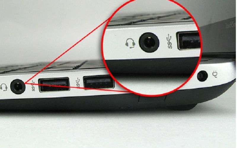 Cắm dây cáp vào cổng có ký hiệu tại nghe trên laptop