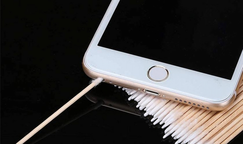 Vệ sinh loa iPhone bằng tăm
