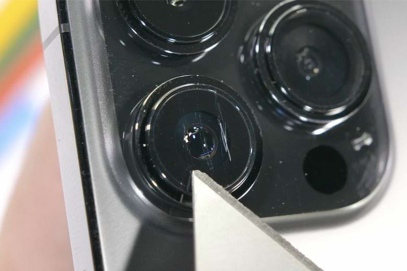 Camera iPhone 13 Pro Max có dễ bị trầy xước không?