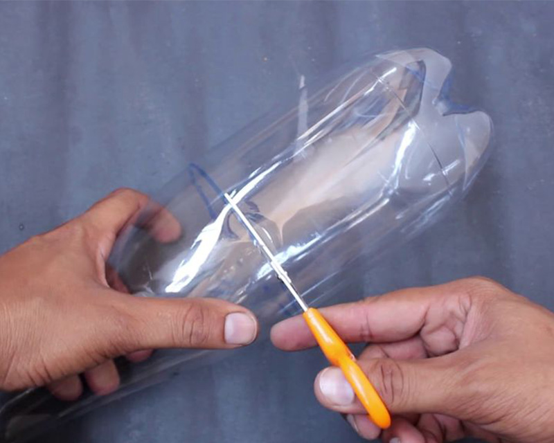 Cắt chai nhựa ra làm đôi