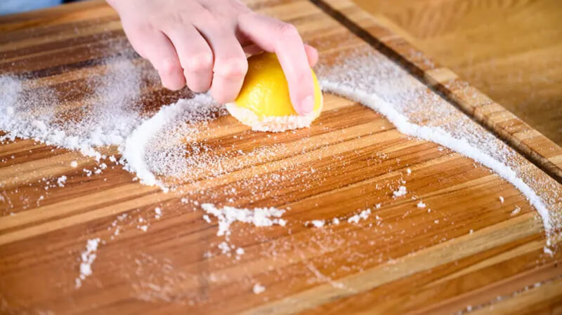 Chà muối chanh xung quanh mặt thớt