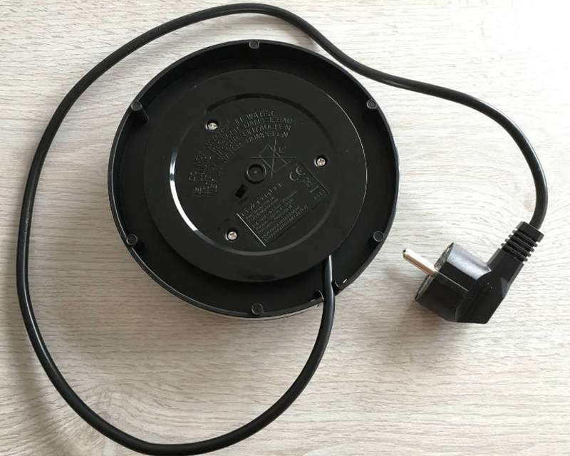 Khu vực chân máy bị ẩm, gỉ sét