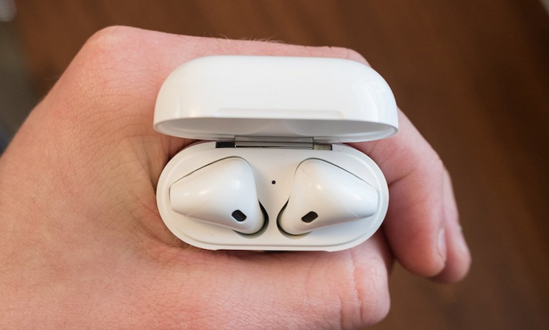 Đặt tai nghe Airpod vào hộp sạc