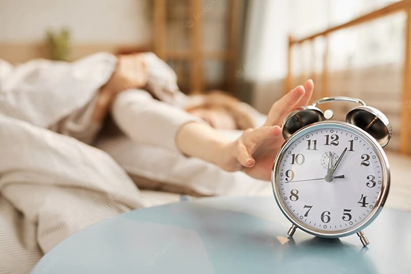 Đặt báo thức bằng đồng hồ để bàn dây cót truyền thống