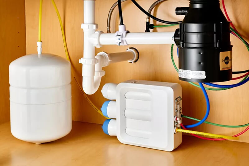 Đặt bình áp vào dưới chân bồn rửa bát