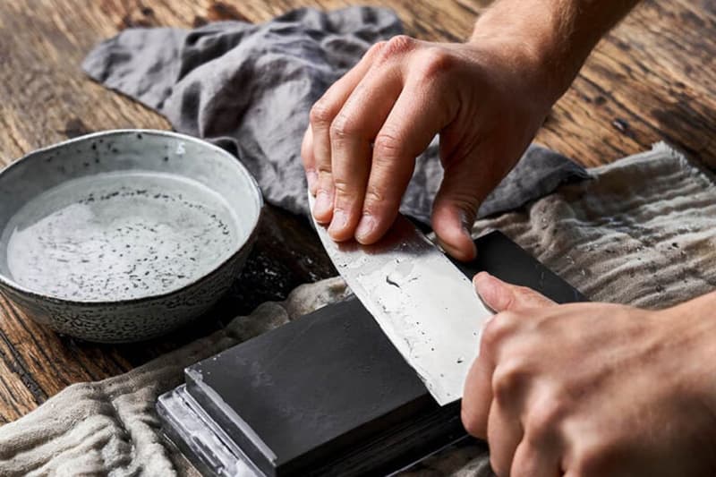 Đặt dao lên đá mài theo góc 10 đến 20 độ