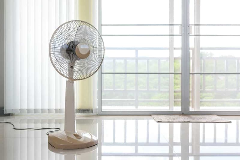 Đặt quạt đứng thẳng trên sàn nhà