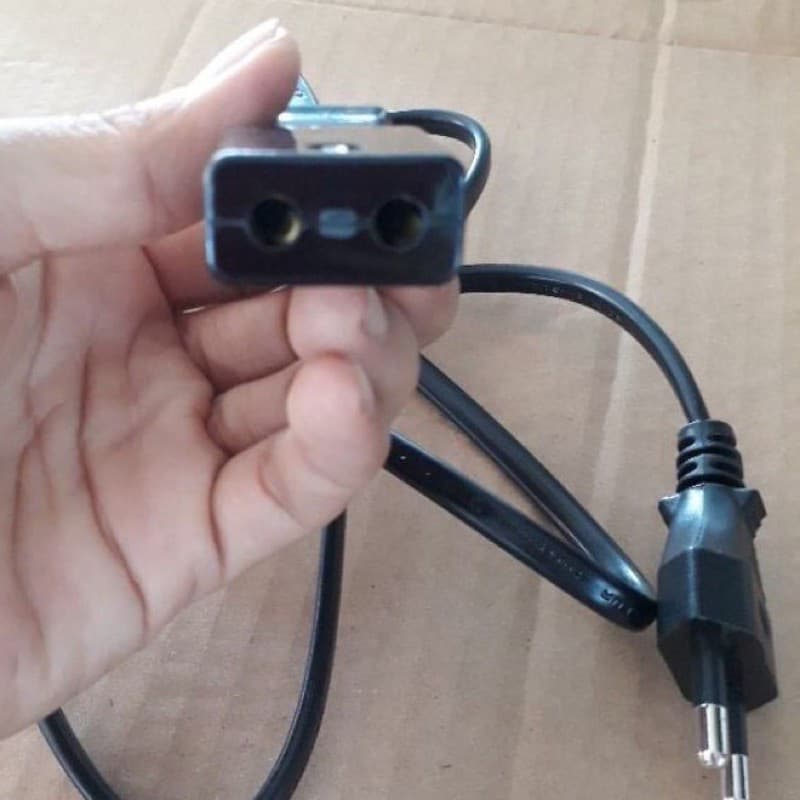 Dây cắm điện bị tuột ra khỏi phích cắm