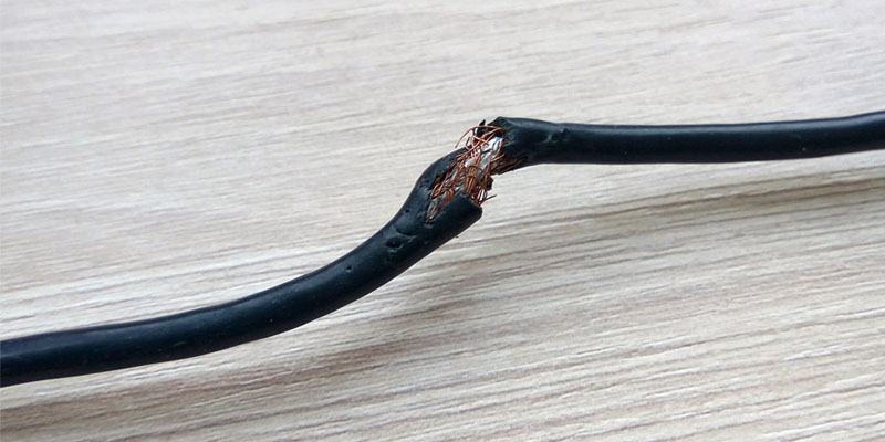 Dây điện từ nguồn đến máy giặt bị đứt