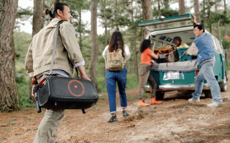 Dễ dàng mang theo micro và loa bluetooth trong những chuyến đi