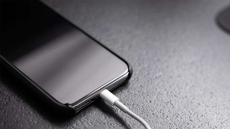 Apple xác nhận việc sạc pin iPhone qua đêm không tốt cho pin