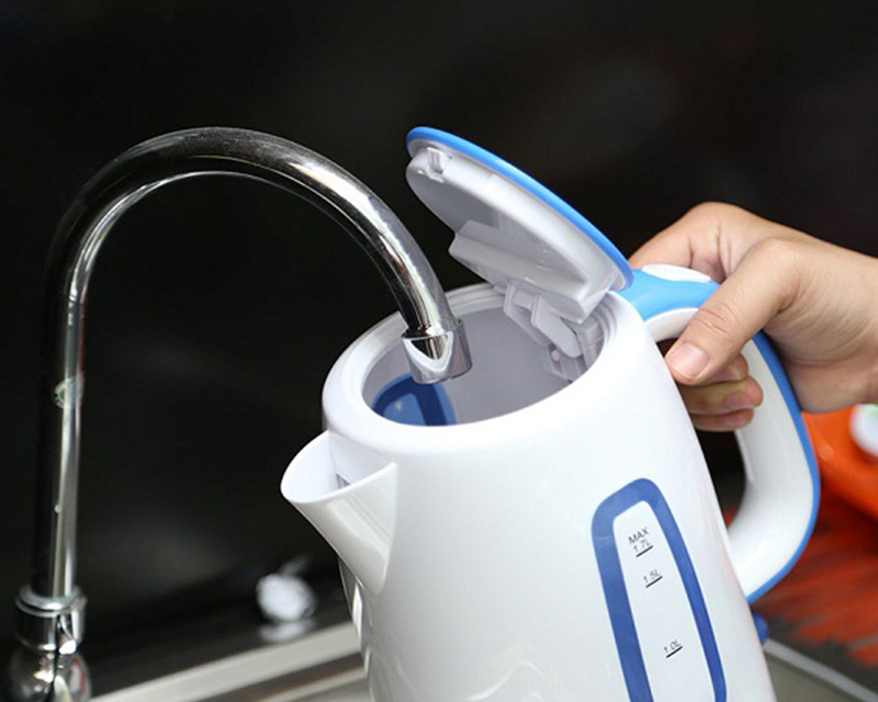 Đổ nước vào bình quá mức vạch Max