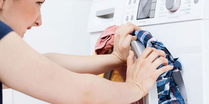 Dồn nhiều quần áo để giặt khiến máy giặt bị quá tải