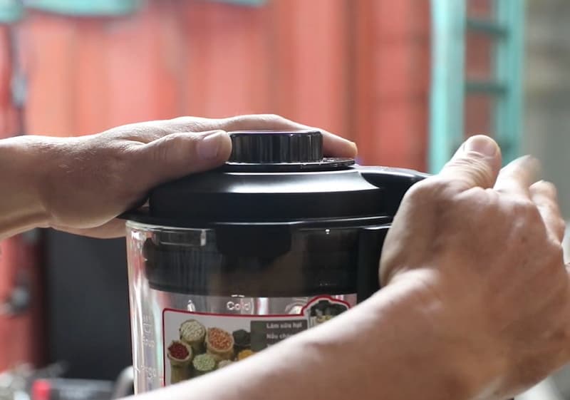 Đóng chặt nắp máy