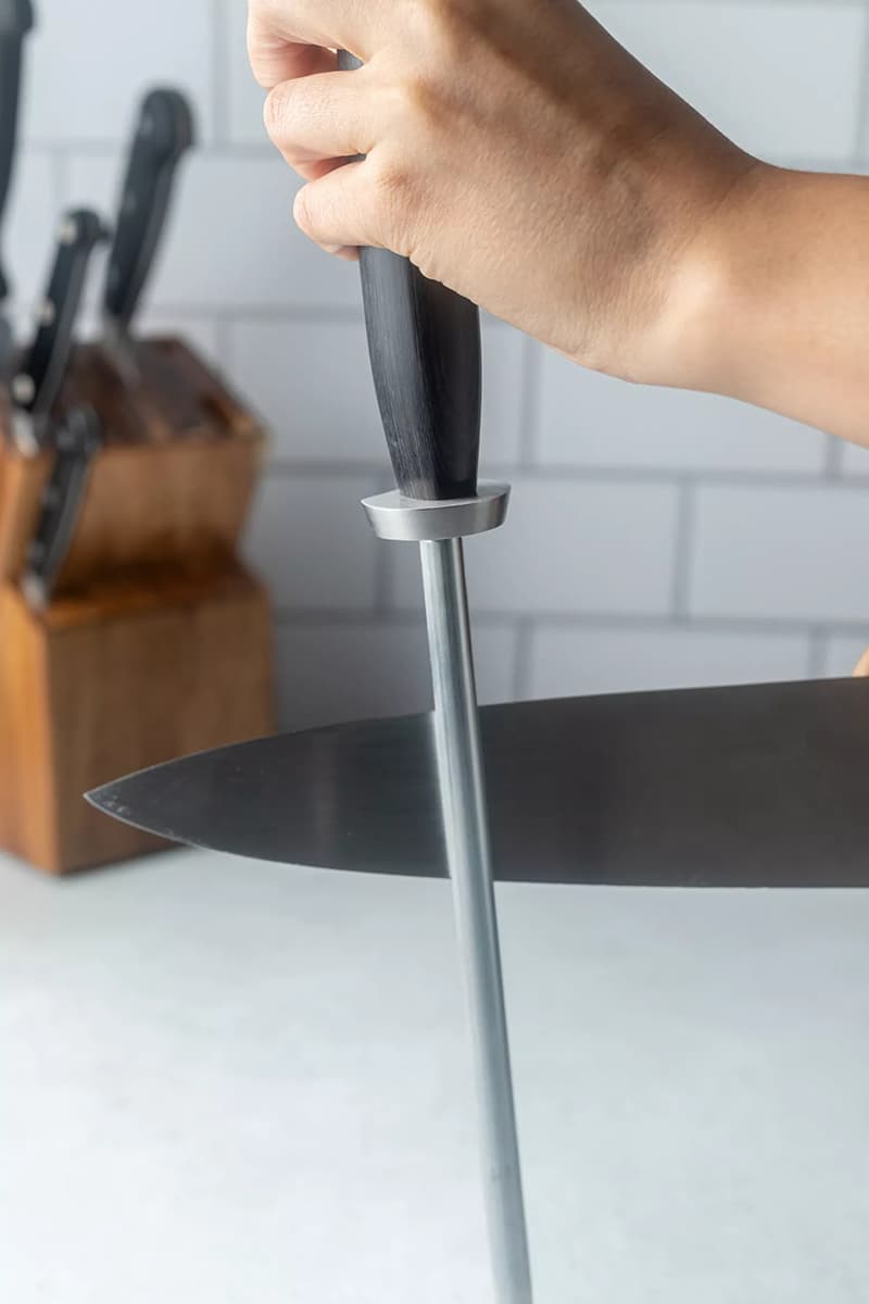 Đưa lưỡi dao lên cây mài