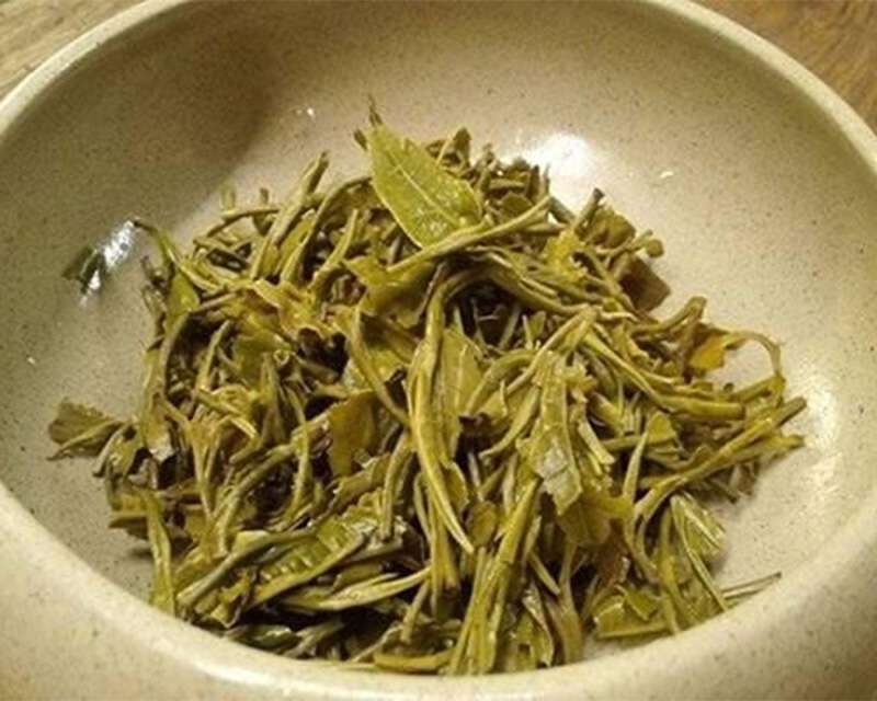 Dùng bã hoặc lá trà xanh