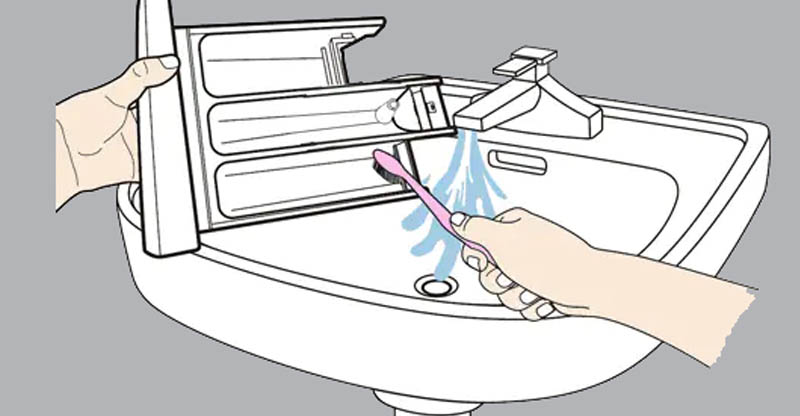 Dùng bàn chải nhỏ tiến hành lau chùi hốc ngăn