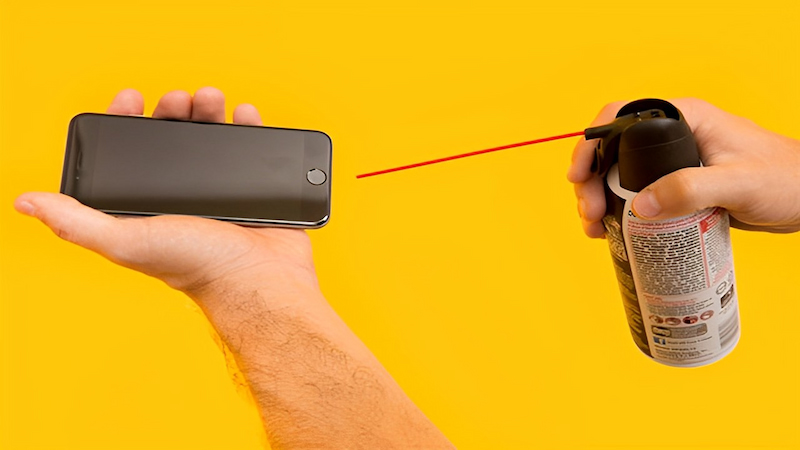 Làm sạch loa iPhone bằng bình khí nén